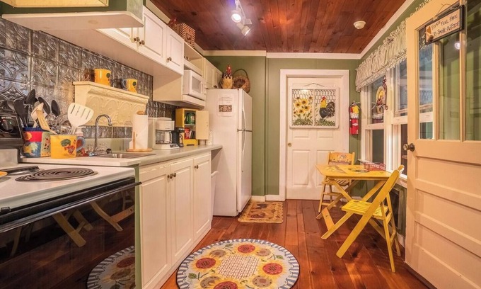 Clarkesville Cabin | Theda Mae's Sunflower Suite-#1
