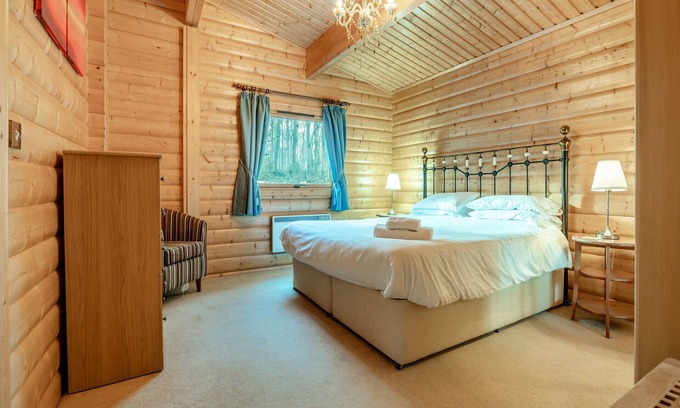 Kenwick Cottage | Theis lodge is in a peaceful location with great walks through the woods, a nature lover’s delight.