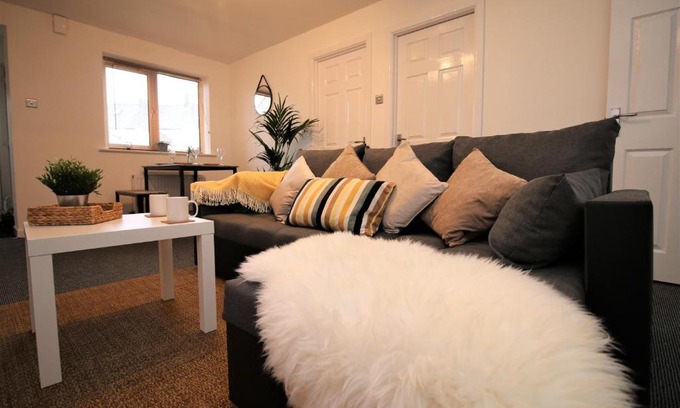 Cathays Apartment | Thesiger Court Apartments - Free Private Parking - by Property Promise