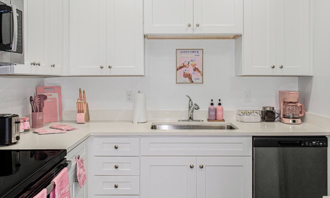 Kissimmee Apartment | Think Pink in Kissimmee - Gorgeous 2BD with free WIFI, free parking and more!!