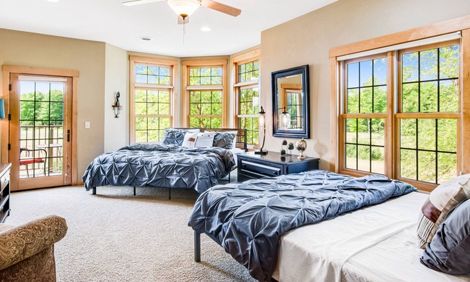 Three Lakes Condo | Third-floor studio with kitchenette, balcony, pool, hot tubs, & gym