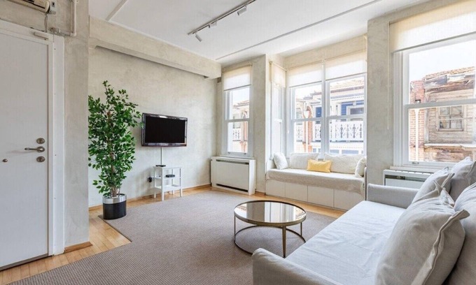 Arnavutkoy Apartment | This apartment is a 1 bedroom(s), 1 bathrooms, located in Beşiktaş, İstanbul.