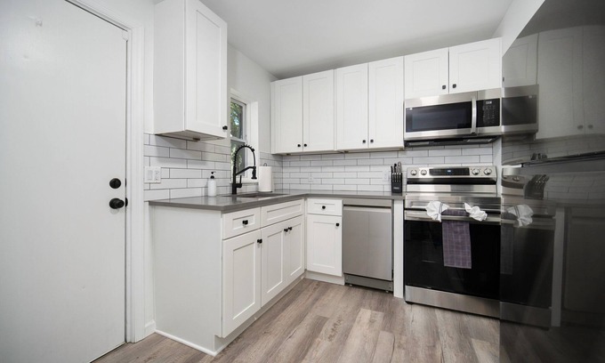 Murray Hill Apartment | This apartment is a 2 bedroom(s), 1 bathrooms, located in Jacksonville, FL.