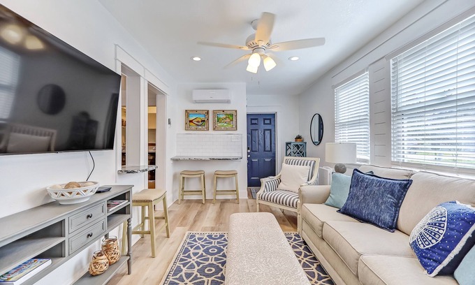 Jacksonville Beach Apartment | This apartment is a 2 bedroom(s), 1 bathrooms, located in Jacksonville, FL.