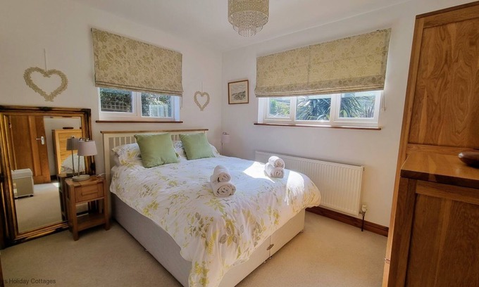 East Runton Cottage | This beautifully furnished bungalow is situated in the peaceful surroundings of Top Common in East R