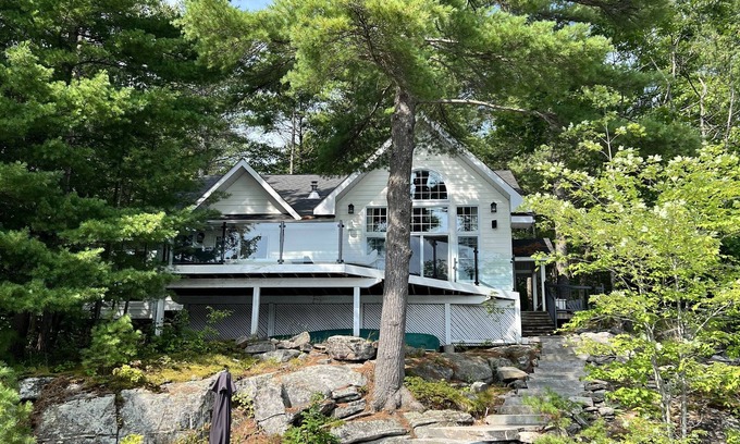 Muskoka Lakes Cottage | This Breathtaking Lake Muskoka beauty has it all!