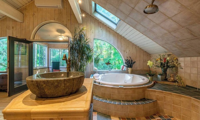 Stratton Mountain Ski Chalet | This chalet is a 5 bedroom(s), 3.5 bathrooms, located in Stratton Mountain, VT.