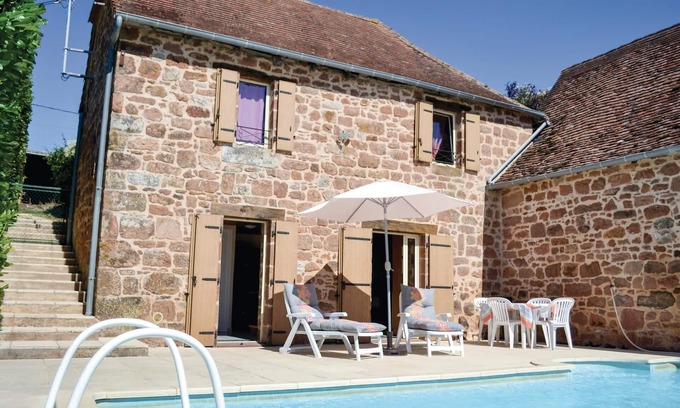 Teillots House | This charming cottage, once a barn, benefits from a quiet and rural location next to an old farmhous