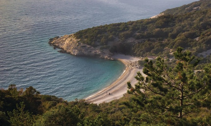 Martinscica Apartment | This compact holiday apartment is just a few metres from the pebble beach.