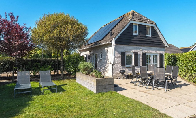 Ouddorp House | This cosy holiday home for 6 people, is located near the sea in the front part of the green Noordzeepark.