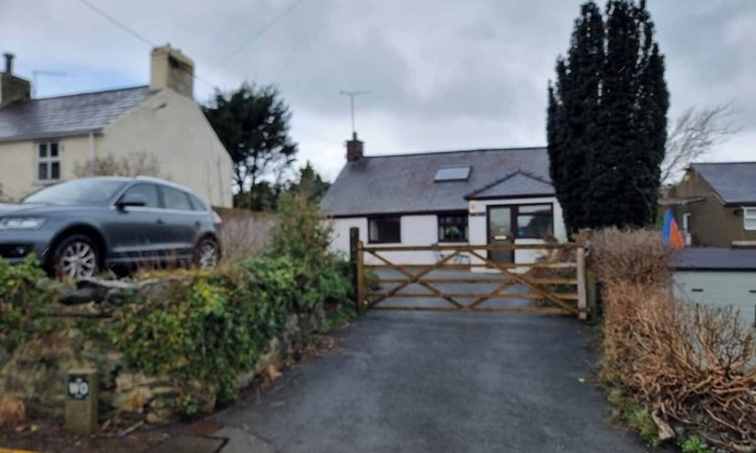 Edern Cottage | This cottage is located less than 1 mile from Morfa Nefyn beach, the Ty Coch pub