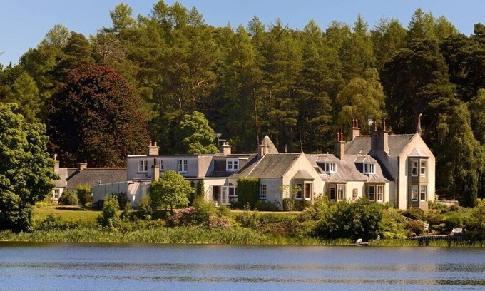 Elgin Cabin | This country house is a 6 bedroom(s), 6.5 bathrooms, located in Lhanbryde, Scotland.