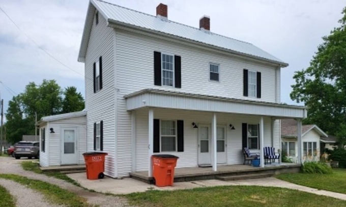Shelbyville Apartment | This cozy, furnished apartment is perfect for the traveling professional.
