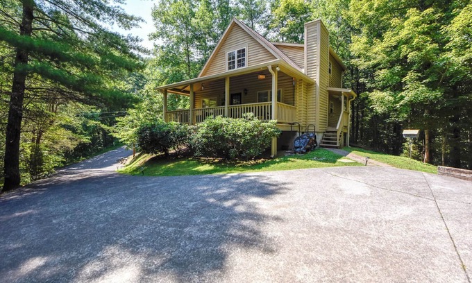 Townsend Cabin | This cute mountain home is perfect for your family getaway