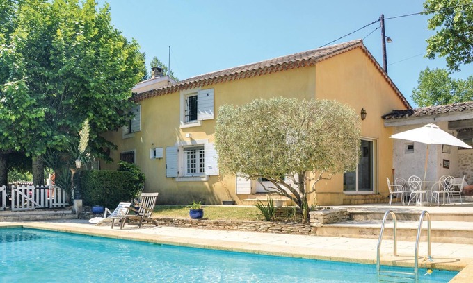 Meyreuil House | This great vacation home above a beautiful stream has a private pool and welcomes its guests in Meyr