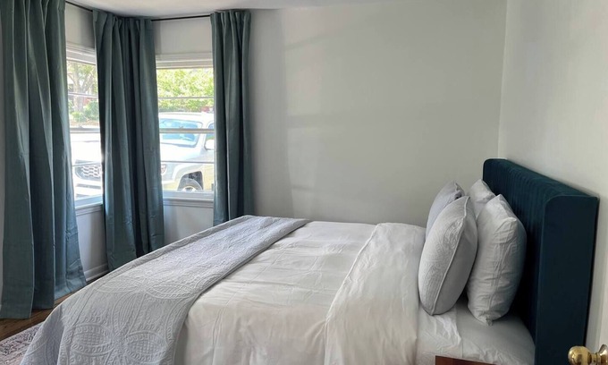 Hillsboro West End House | This house is a 2 bedroom(s), 1 bathrooms, located in Nashville, TN.