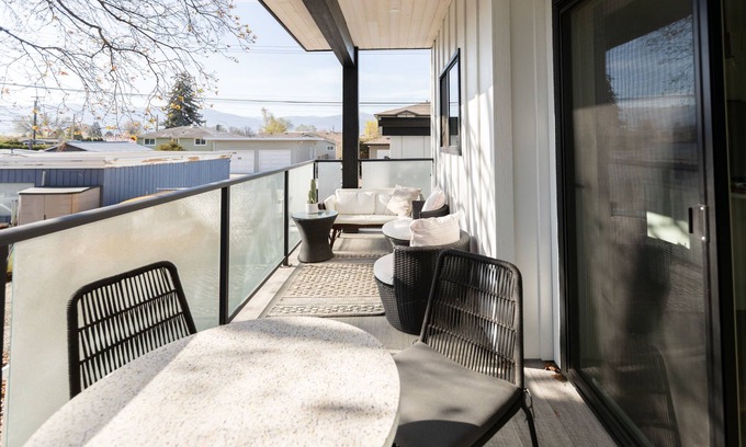 South Central House | This house is a 2 bedroom(s), 2.5 bathrooms, located in Kelowna, BC.