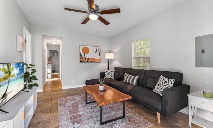 Avondale House | This house is a 2 bedroom(s), 1 bathrooms, located in Jacksonville, FL.