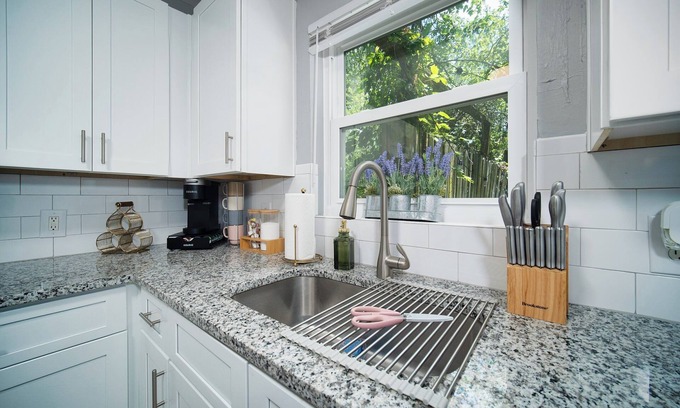 Murray Hill House | This house is a 2 bedroom(s), 1 bathrooms, located in Jacksonville, FL.