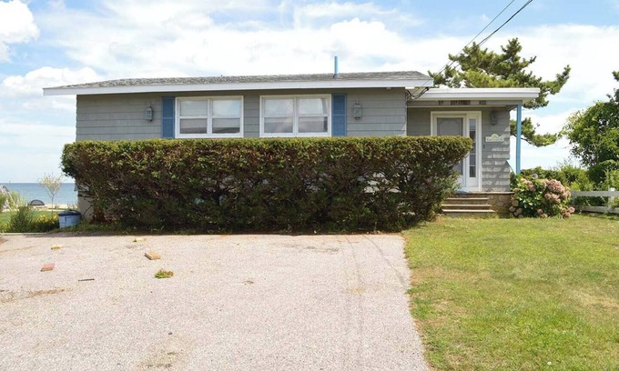 Narragansett House | This house is a 2 bedroom(s), 1 bathrooms, located in Narragansett, RI.