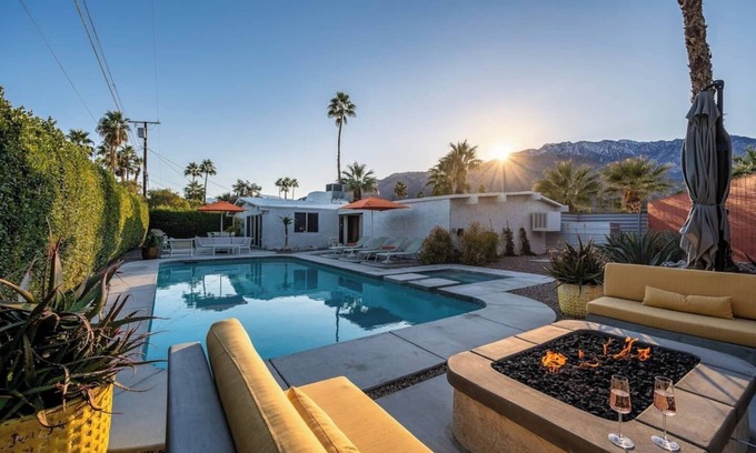 Racquet Club Estates House | This house is a 2 bedroom(s), 2 bathrooms, located in Palm Springs, CA.