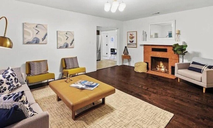 Crescenta Highlands House | This house is a 3 bedroom(s), 3 bathrooms, located in Glendale, CA.