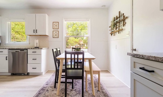 Shawnee House | This house is a 3 bedroom(s), 1 bathrooms, located in Shawnee, KS.