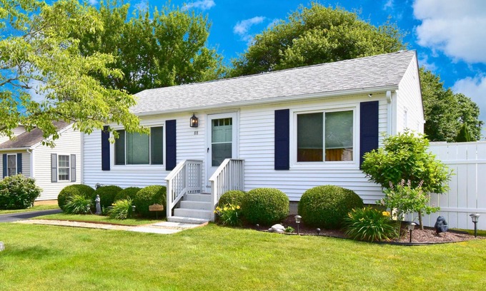 Narragansett House | This house is a 3 bedroom(s), 1.5 bathrooms, located in Narragansett, RI.