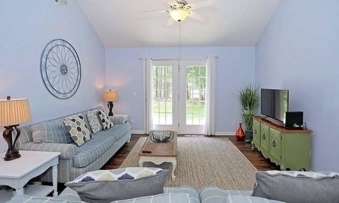 Richmond Hill House | This house is a 3 bedroom(s), 2 bathrooms, located in Richmond Hill, GA.