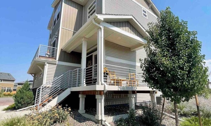 Commerce City House | This house is a 4 bedroom(s), 3.5 bathrooms, located in Commerce City, CO.