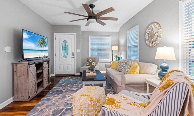 Lakeshore South House | This house is a 4 bedroom(s), 2 bathrooms, located in Jacksonville, FL.