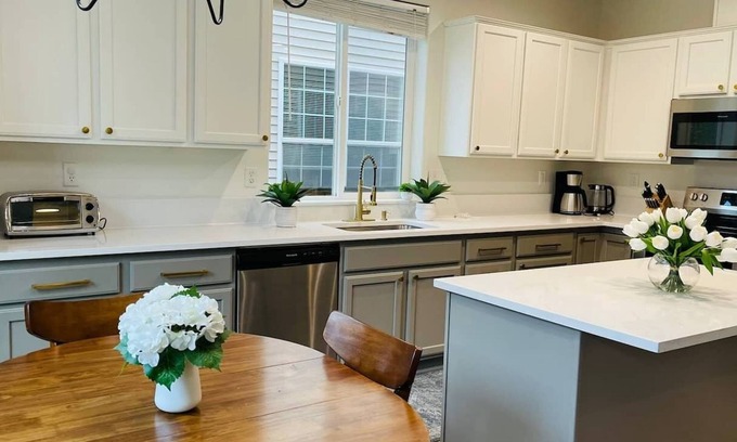 Hillsboro House | This house is a 5 bedroom(s), 3 bathrooms, located in Hillsboro, OR.