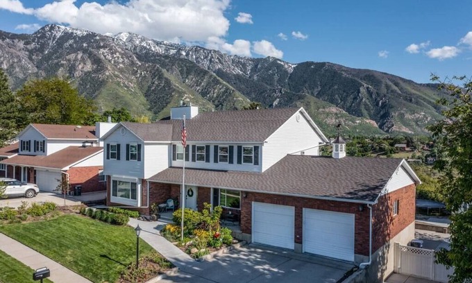 Sandy House | This house is a 7 bedroom(s), 4.5 bathrooms, located in Sandy, UT.