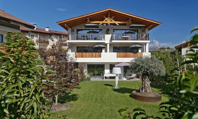 Tesimo Apartment | This house is centrally located and yet very quiet.