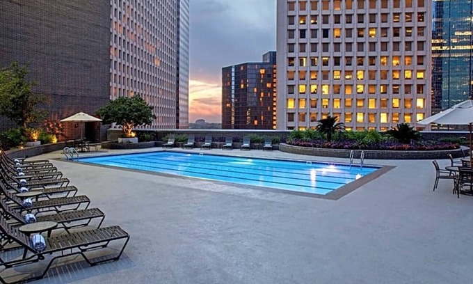 Downtown Houston Apartment | This Houston hotel features several on-site dining venues .