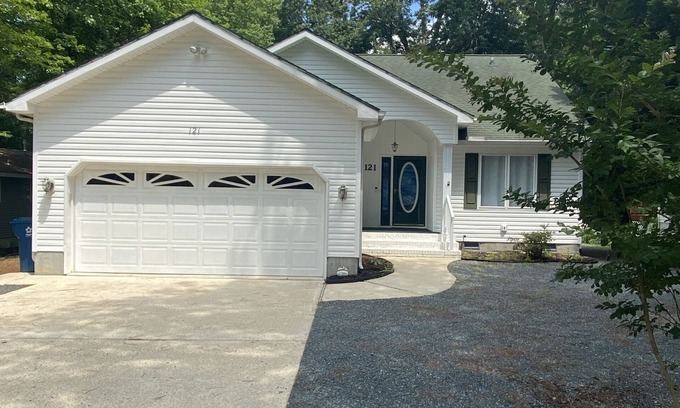 Ocean Pines House | This is it! Rancher central to beaches, pools, golf, casino! Fenced yard, Deck.