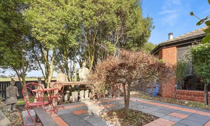Magpie Apartment | This large 5 BR home is the perfect spot for your next family rural getaway!