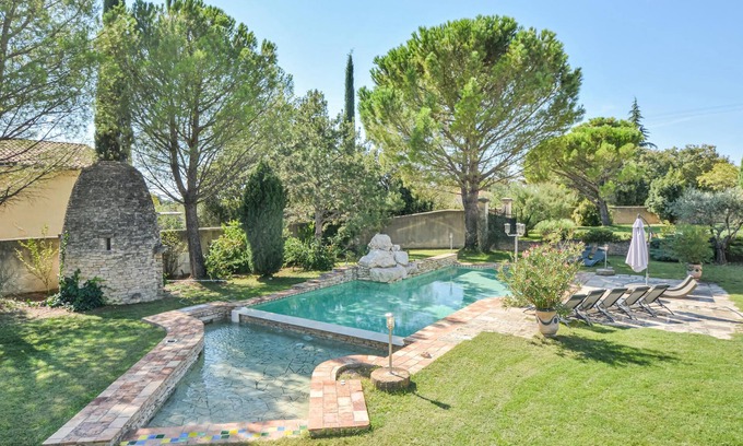 Saint-Pierre-de-Vassols House | This large holiday home with swimming pool is ideal for family holidays.