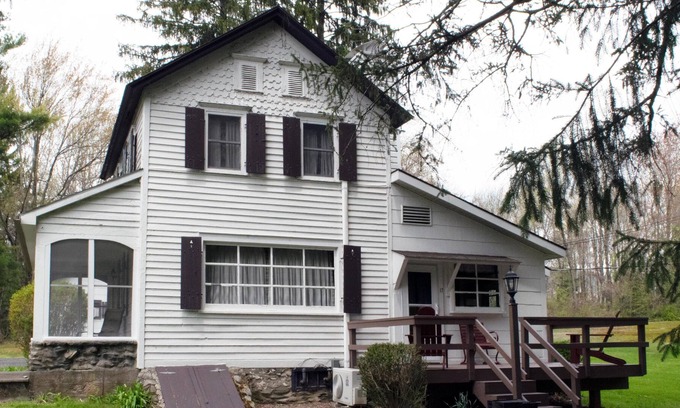Reeders Cabin | This lovely farmhouse is set back in the woods, just a short walk from the lake