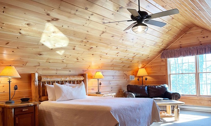 Reeders Cabin | This magnificent non-smoking, 3-bdroom, 3-bath log cabin is handsomely decorated