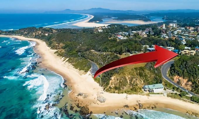 Nambucca Heads Apartment | This modern home boasts some of the most stunning views of the coastline in Nambucca Heads.