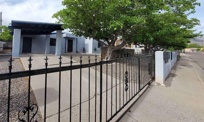 Northeast Heights House | This peaceful, relaxing house has beautiful mountain & sunset views