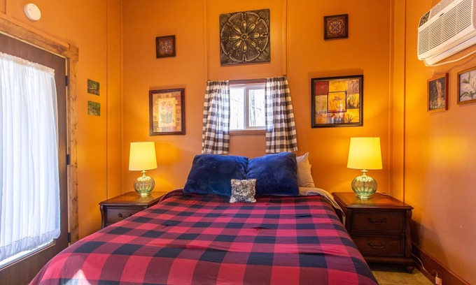 Bloomington Apartment | This room is a 1 bedroom(s), 1 bathrooms, located in Bloomington, IN.