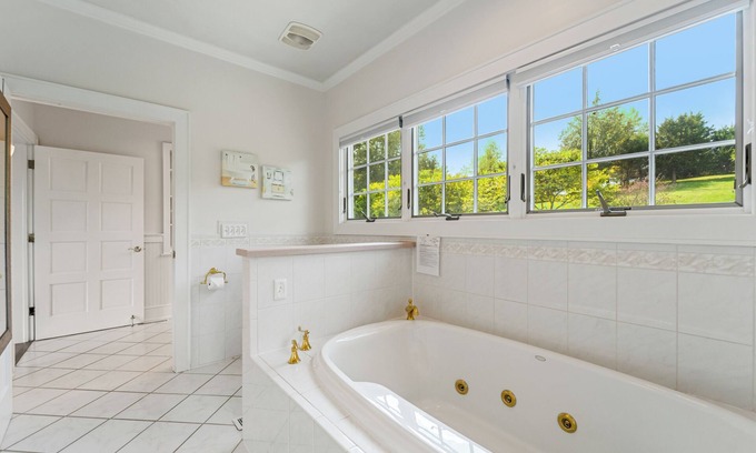 Lexington Bed & Breakfast | This spacious cottage is located in a private building with its own entrance a few steps from the Main Inn. Features include a private balcony, bedroom with a king-size bed, gas fireplaces, private bathroom with double whirlpool tub and separate show