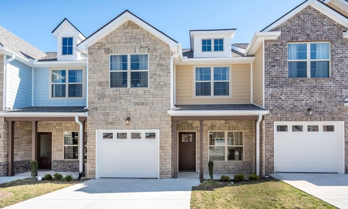 Lakewood House | This townhouse is a 3 bedroom(s), 2.5 bathrooms, located in Nashville, TN.