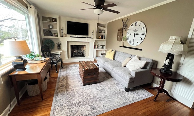 Greer House | This urban cottage is walkable to dining, shopping and more! Pet friendly