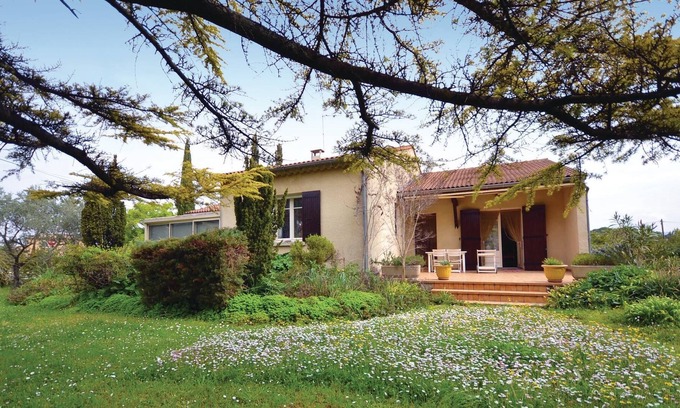 Violes House | This vacation home is a pretty detached villa on the edge of a pretty village in Vaucluse.