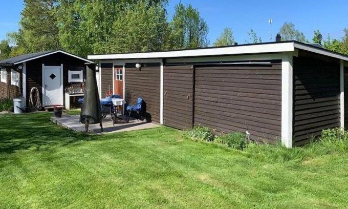 Sodersvik House | This vacation home near Åkeröfjärden welcomes you with a large, flowery garden.
