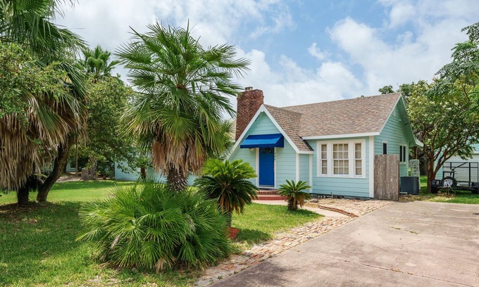 Fulton House | This vibrant 3bd2 ba beach house is right in the heart of Rockport! Pet-friendly