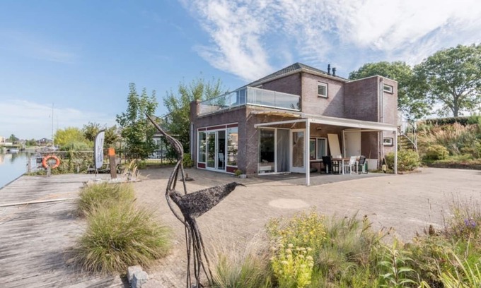 Oude-Tonge House | This Volkeraklodge is equipped with all the comforts for a wonderful fishing holiday, with a boat qu